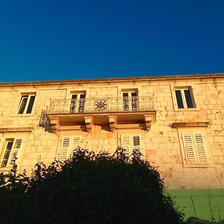Palazzo Di Toma Apartment Milna  Exterior foto